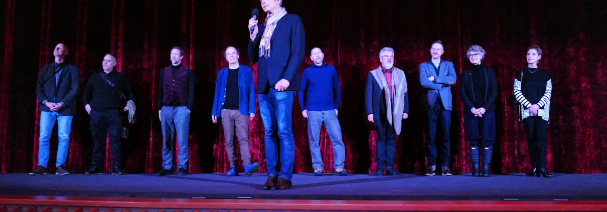 صنّاع فيلم بيت العجائب على المسرح في سينما Zoo Palast ببرلين.